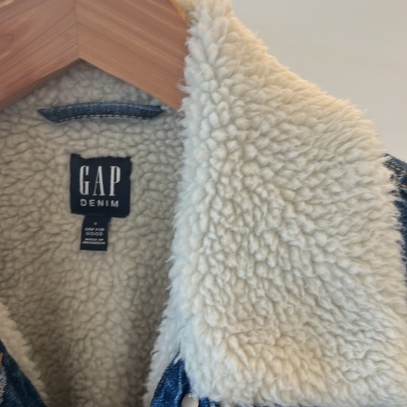 Oversized Women’s Gap Sherpa Lined Denim Trucker Jacket Size S NWT 💙💙 - Picture 3 of 6